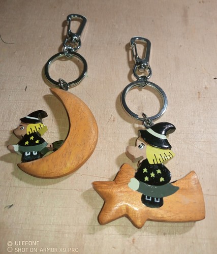 Coppia portachiavi con - di,