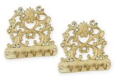 Una coppia di portachiavi in